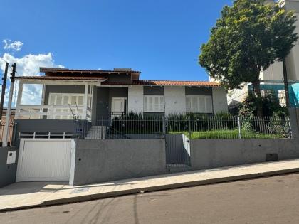 Casa de 4 dormitórios em Cruz Alta no bairro Centro