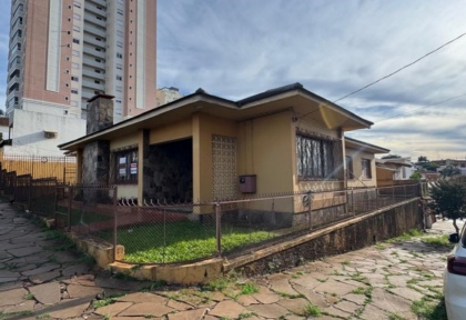 Casa de 4 dormitórios em Cruz Alta no bairro Centro