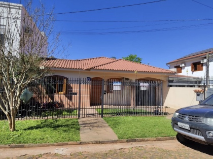 Casa de 3 dormitórios em Cruz Alta no bairro Jardim...