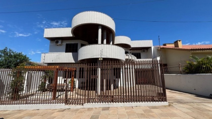 Casa de 5 dormitórios em Cruz Alta no bairro Garibaldi